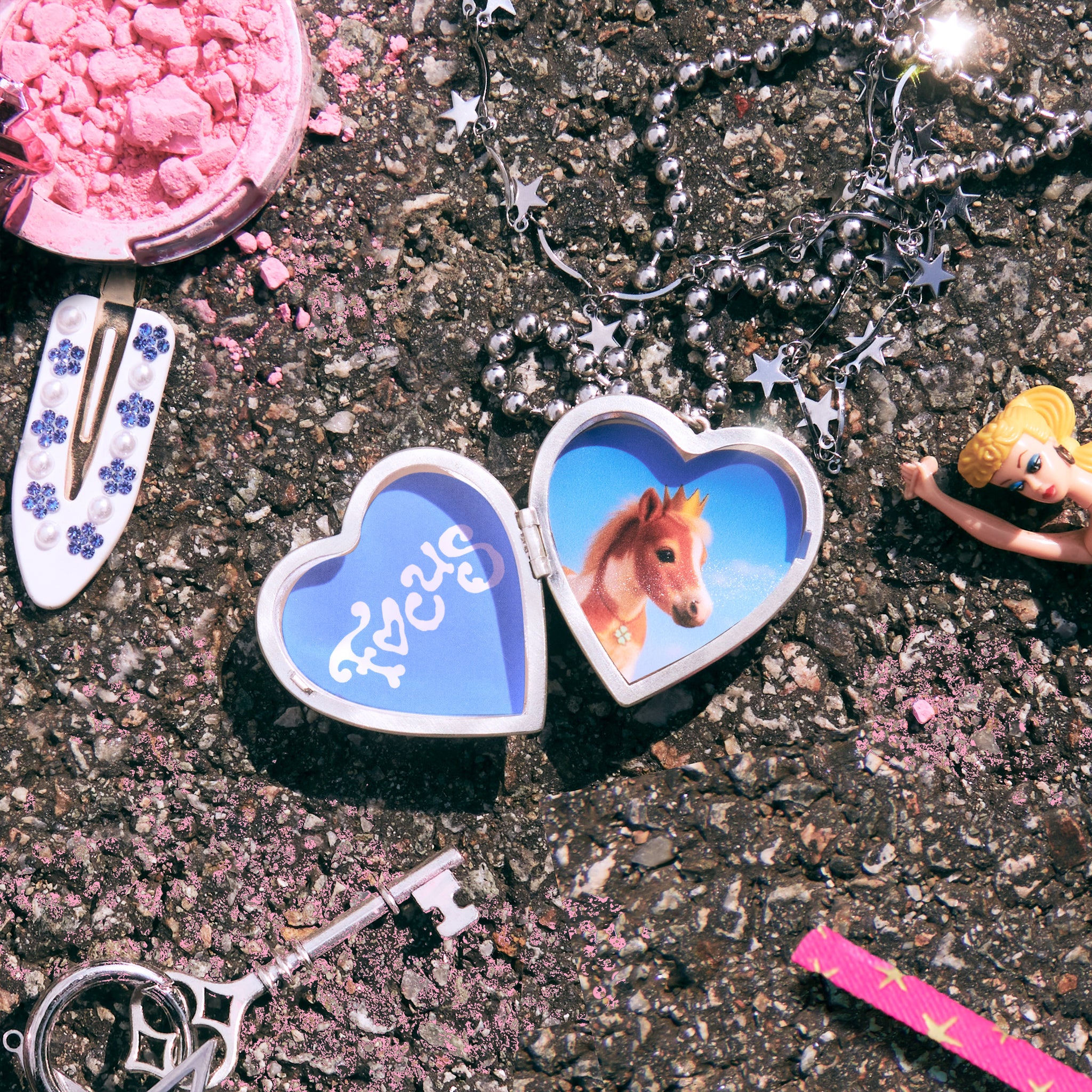 Hearts2Hearts - FOCUS  (Heart Locket ver.)